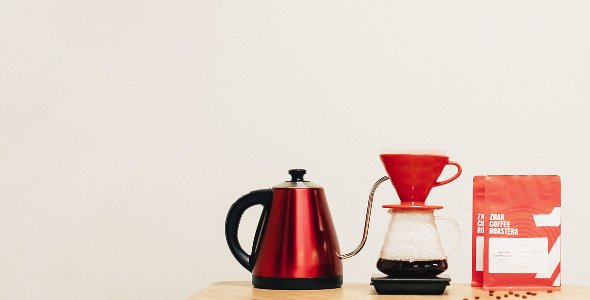 Альтернативные методы заваривания или просто альтернатива – это процесс приготовления кофе без использования кофемашины.
Можно назвать его ручным, потому что все «управление» берет на себя человек.