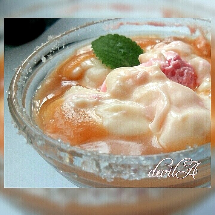 Добавление лимонного сока и абрикосов в такой десерт, вкус получается кисло-сладкий. 