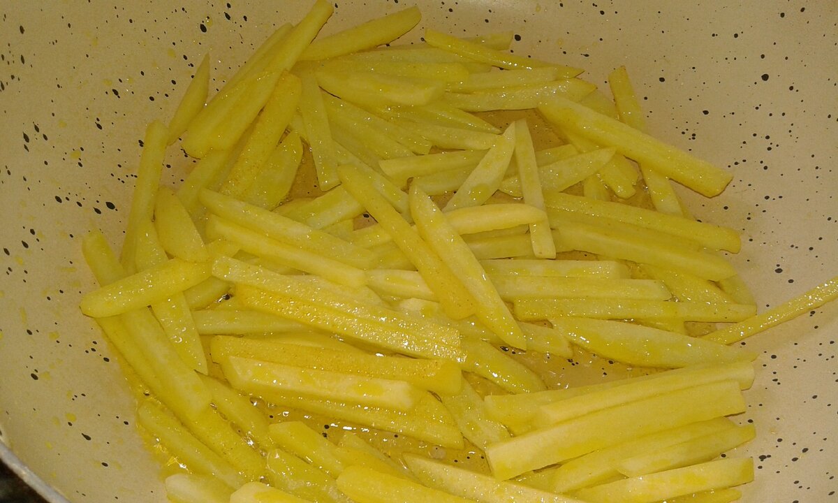 Картошка фри в процессе жарки.