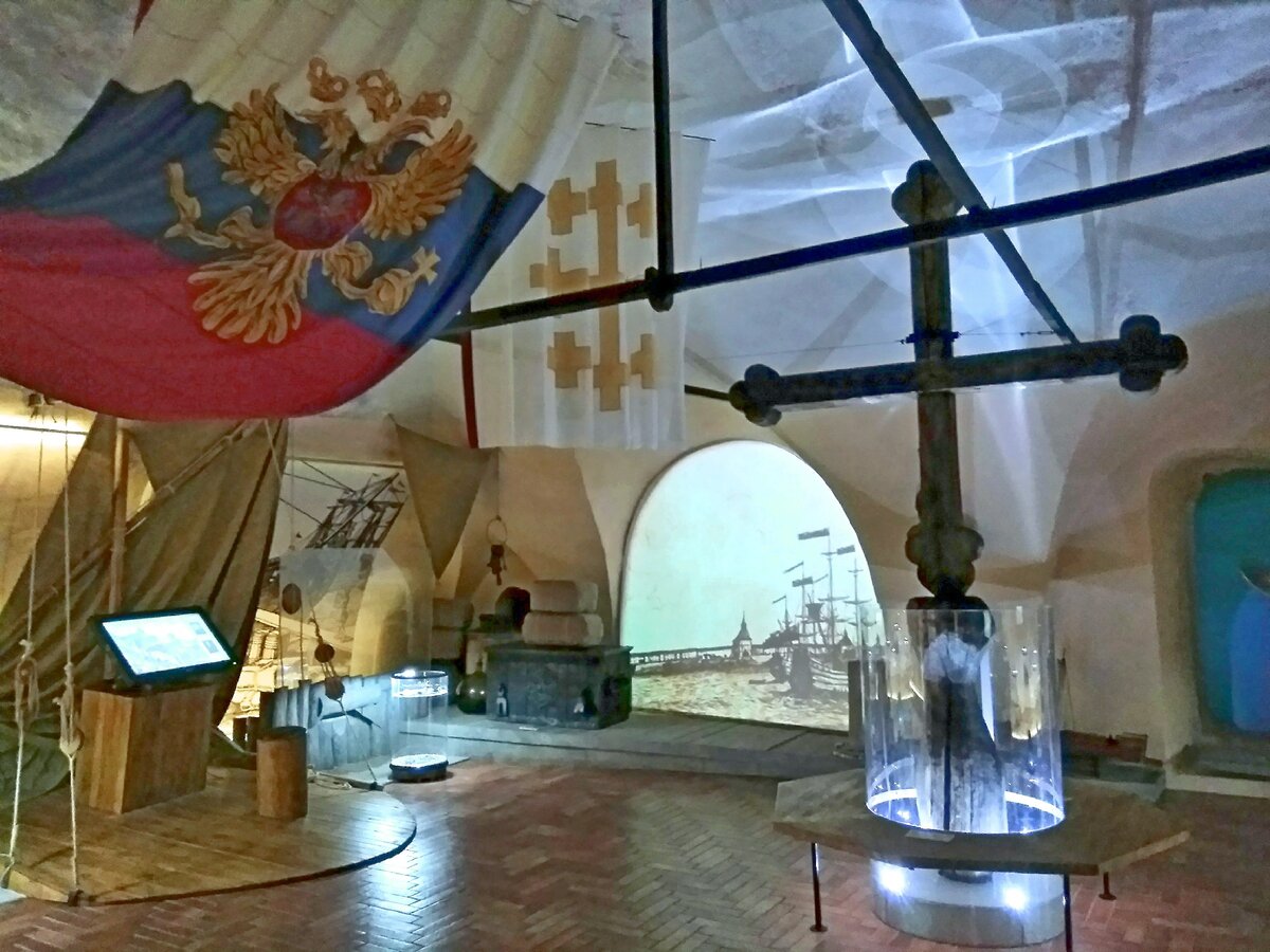 Деревянный крест, вырезанный царём Петром I. Фото автора