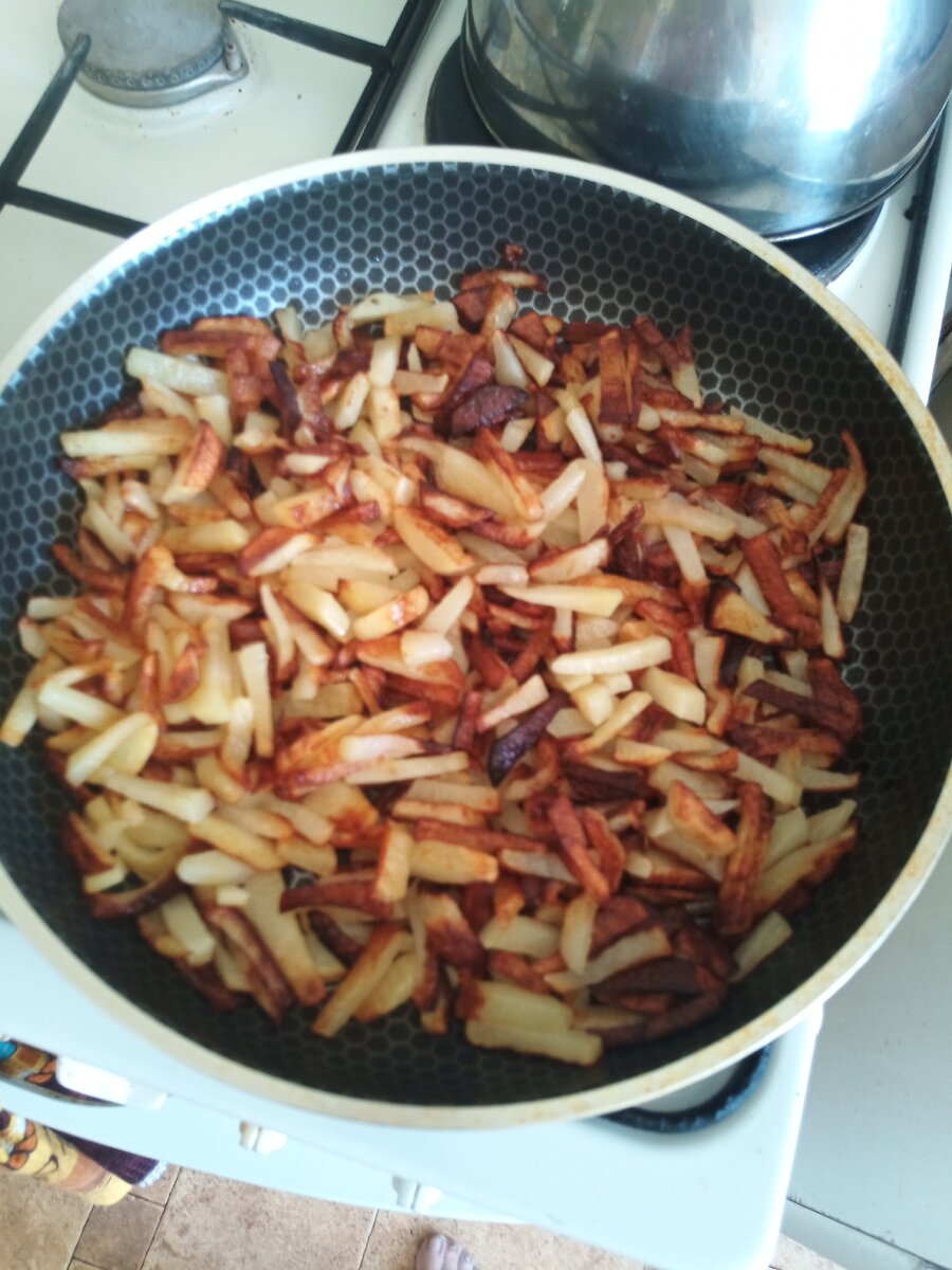 1После чисти и резки картофеля,ставлю на 5 мин в микроволновку,если много, то делю на 2-3 раза и выкладыю в посуду
 2Наливаю масло на дно сковородки немного ,и не разогреваю сильно
3 из посуды выкладываю картошку и жарю на сильном огне ( у меня газ), не закрывая крышкой. Солю. Переворачиваю 2-3 раза, примерно через 5 мин.
Картофель готов. Получается почти как картофель фри. Попробуйте приготовить.