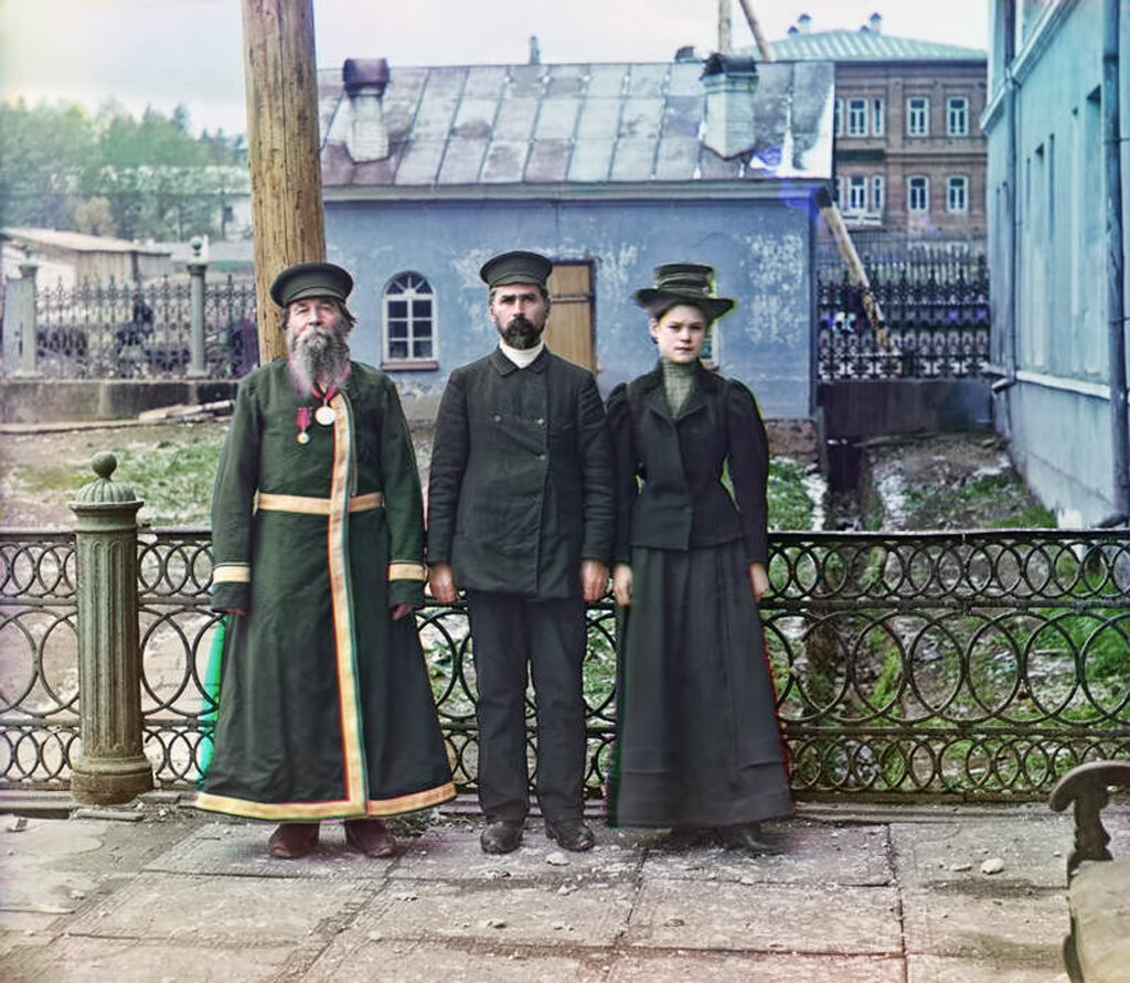 Сергей Прокудин-Горский родился во Владимирской области в 1863 году. Объединив свои работы в области химии и искусства, он стал пионером цветной фотографии, последовательно делая три фотографии с помощью красного, зеленого и синего фильтров, он объединял эти три стеклянные пластины в один цветной слайд. /  Источник Wikimedia.