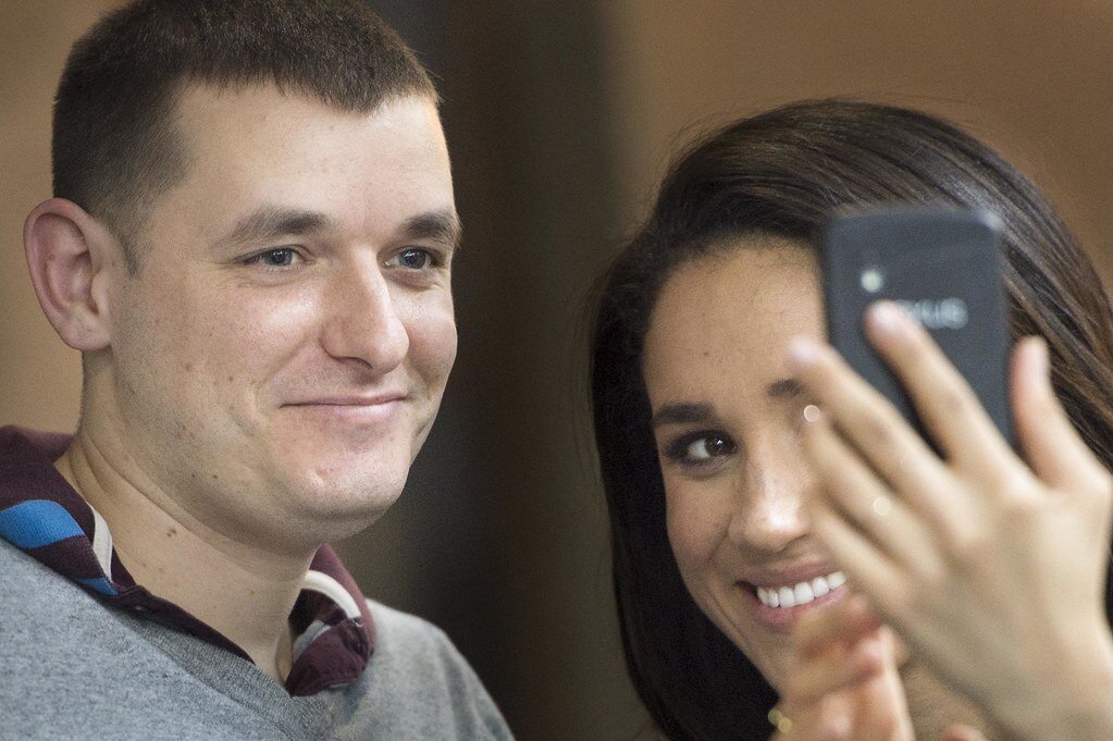 Меган делает селфи с добрым парнем