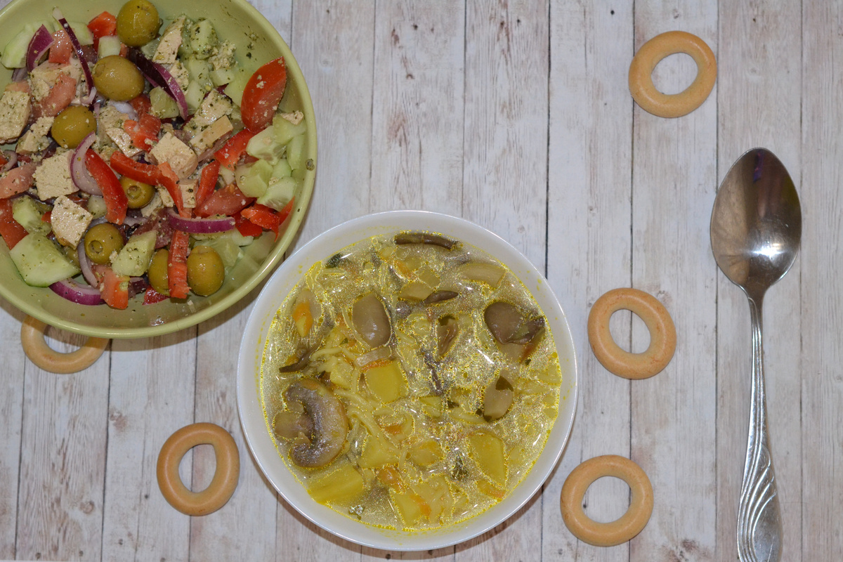 Совсем скоро начнется Петровский пост и у меня для вас есть рецепт простого в приготовлении вкусного и сытного грибного супа. Даже если вы не соблюдаете посты, надеюсь такой супчик придется вам по вкусу! 