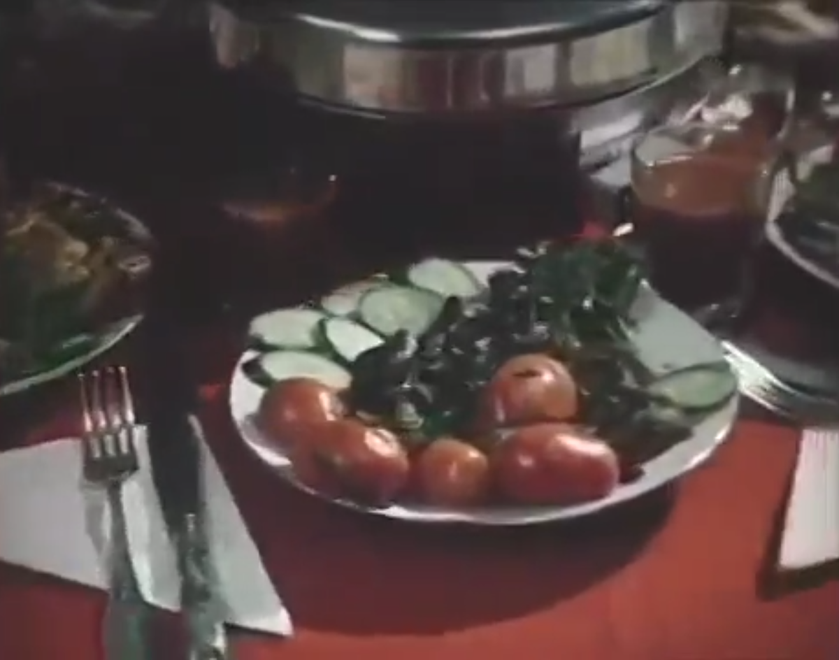 Кадр из рекламы электросковородки, 1986 г.