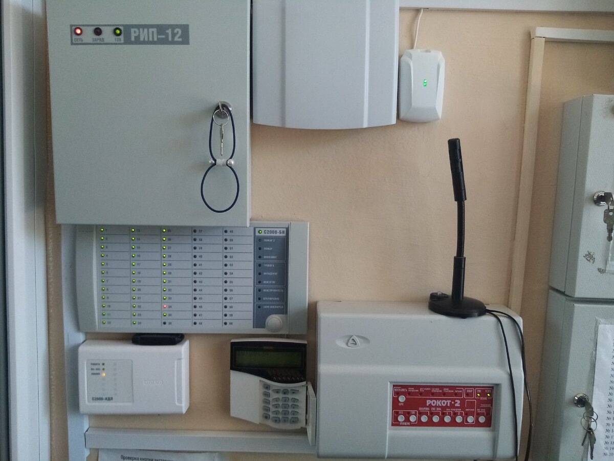 Как в подводной лодке. И такие датчики на каждом объекте. Фото мои. 