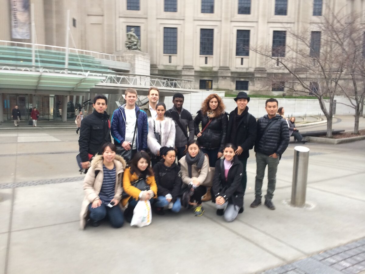 Студенты из разных стран в школе английского в Нью-Йорке. (Я в синей куртке)