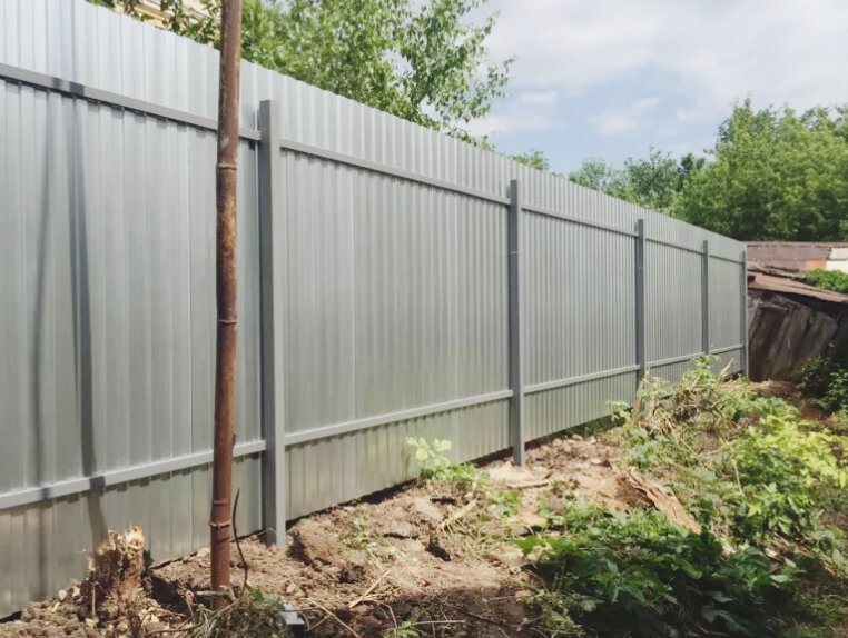 Забор оцинкованный с10. 5 метра. Забор высотой 2. Профнастил 8 2,5 метров. Двух метров забор.