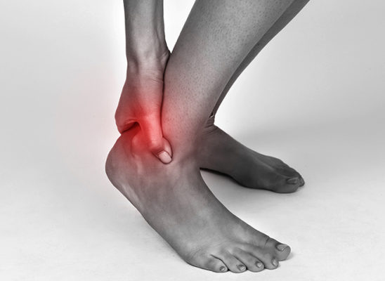 Эпицентр боли при ахиллобурсите обозначен красным цветом. Источник фото: beregispinu.ru