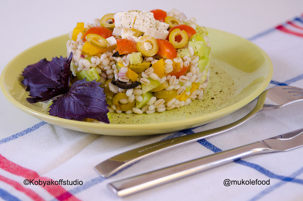 Греческий салат в новом исполнении, просто добавьте перловку