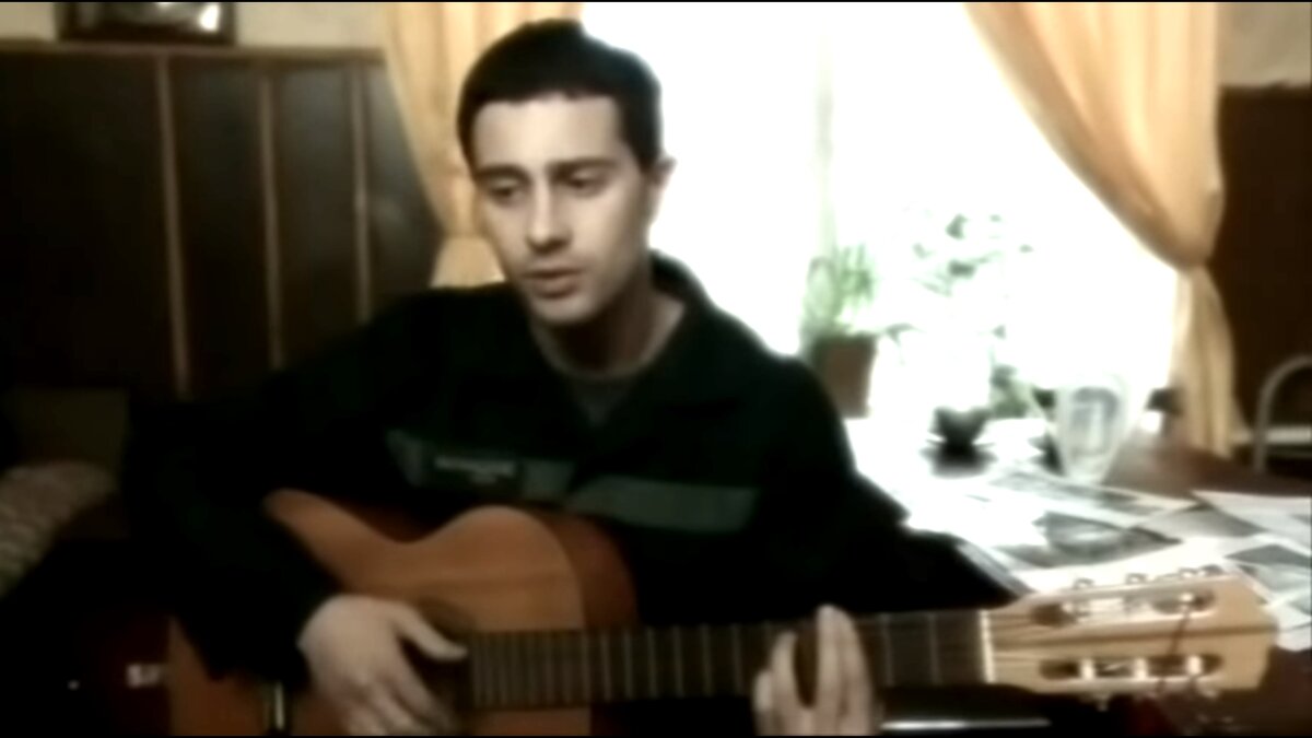 Кадр из фильма "И падает снег", в котором главный герой - Максим (Антон Макарский) находясь в тюремном заключении исполняет композицию «Tombe la neige». Фото взято из открытых источников. 