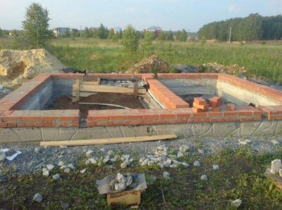 Самый лучший вариант - выполнять первичную стяжку пола еще до возведения стен