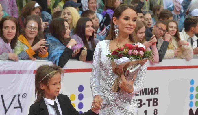 Айза Анохина с сыном. Фото: Komsomolskaya Pravda/Global Look Press/www.globallookpress.com 