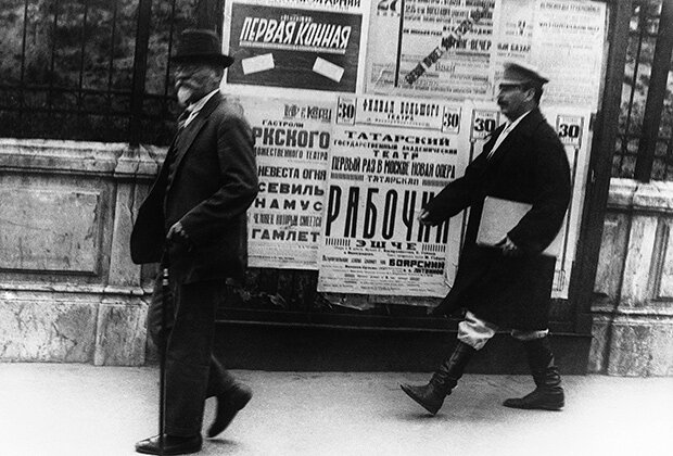 Оперу «Эшче» создавали вместе татарин Султан Габяши и башкир Газиз Альмухаметов. А когда татары и башкиры дружат, то своим совместным трудом творят настоящие чудеса. Афиша оперы «Эшче» в Москве, а проходят мимо знаменитые вожди. Фото: https://tatar-ile.livejournal.com 