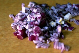 Лук мелко нарезать