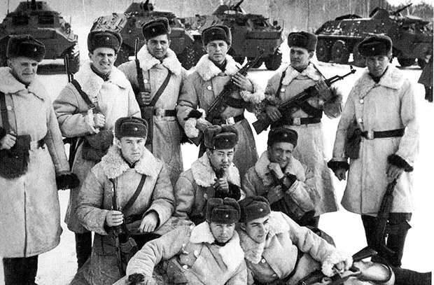 Советские солдаты во время боев за речной остров