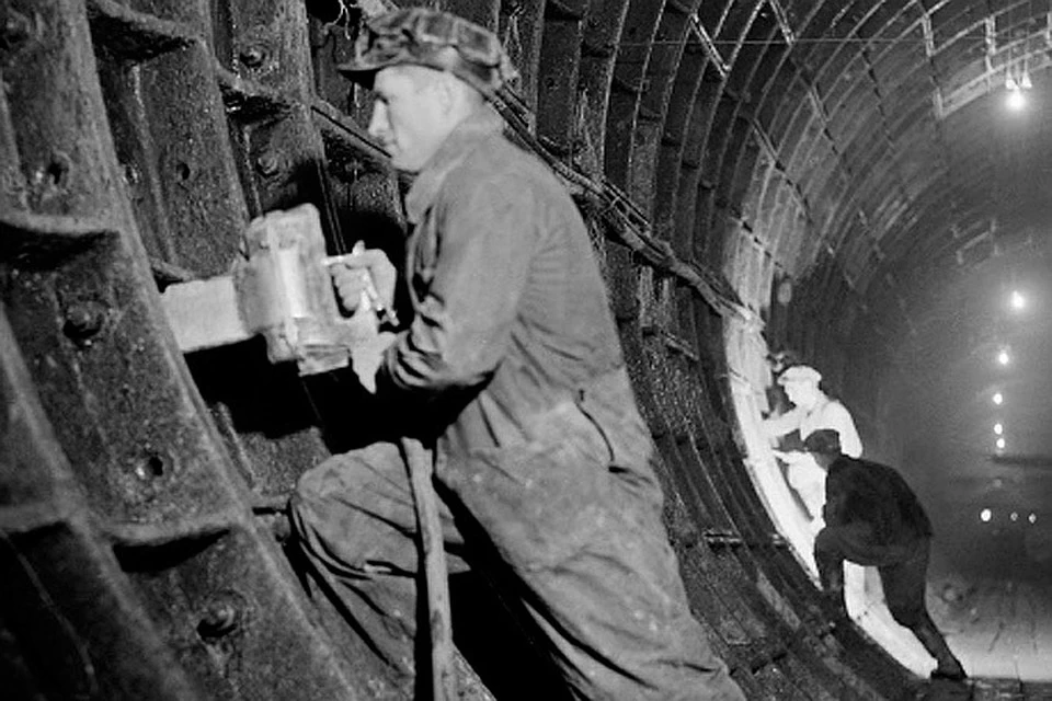 Еще один вопрос также вызывает гигантское количество металла,  из которого были сделаны своды тоннелей метро. Откуда в разоренной стране, где еще промышленность не набрала необходимые обороты смогли добыть и выпустить столько циклопических металлоконструкций? Фото https://www.msk.kp.ru/daily/26048/2961277/