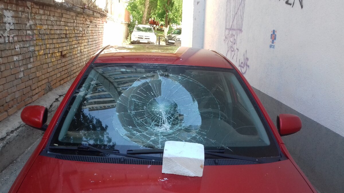 Капот целый и даже без царапин.