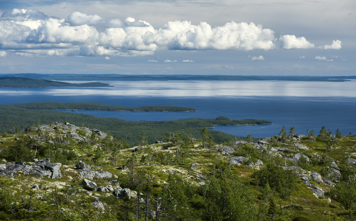 То ли небо в озёра упало, то ли озеро в небе плывёт.