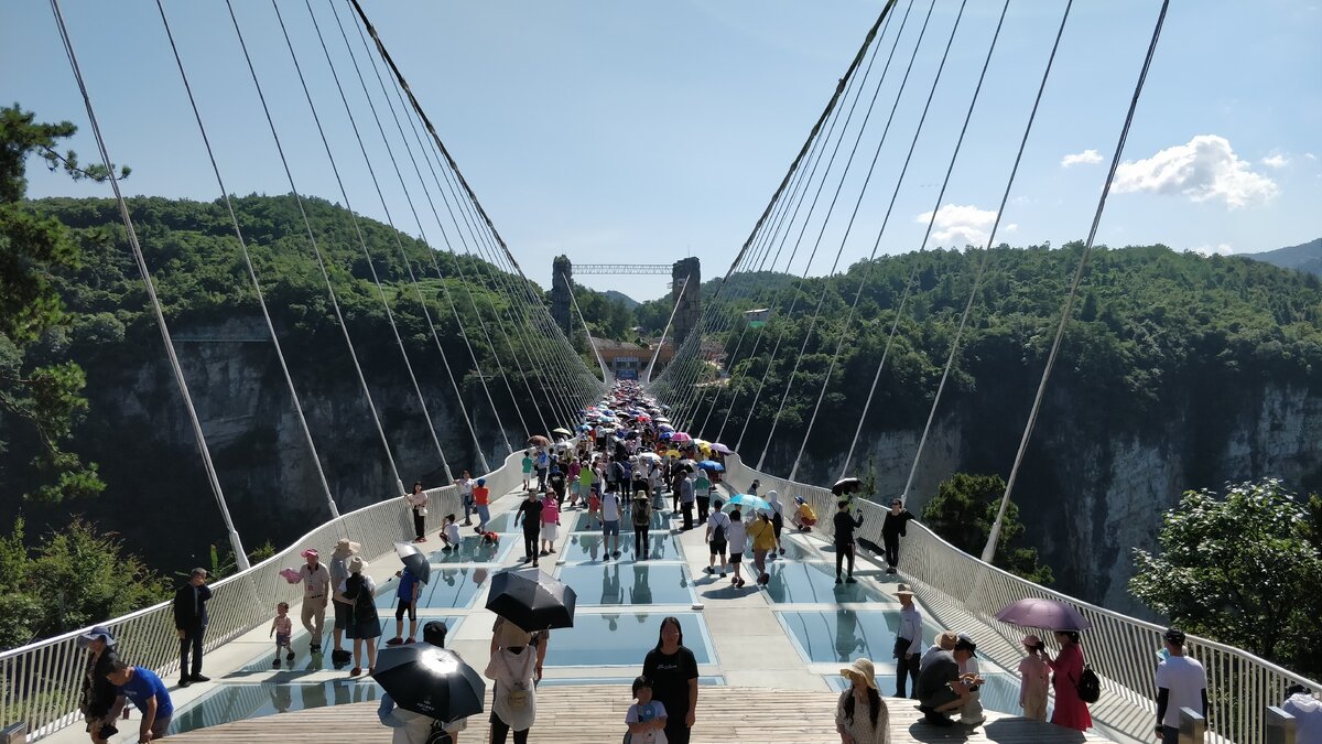 © Sunyiming / CC BY-SA 4.0 (Glass Bridge в Чжанцзяцзе, провинция Хунань)