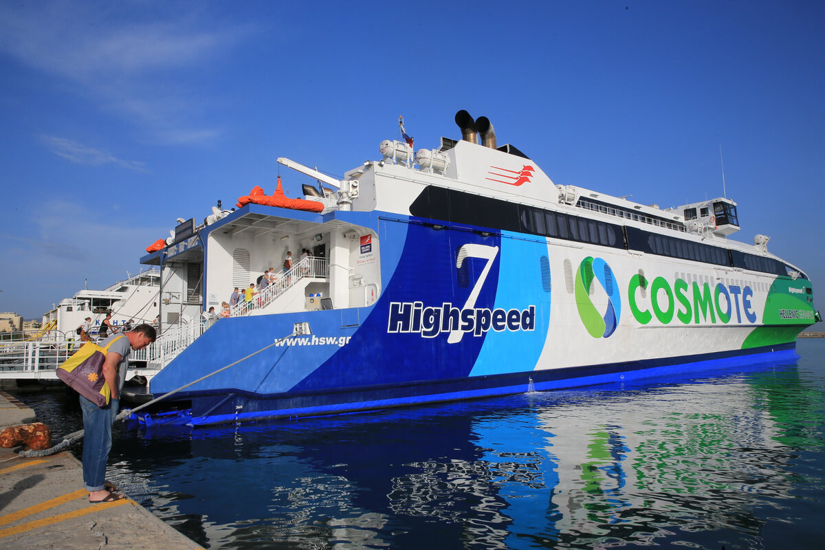 Паром на Санторини