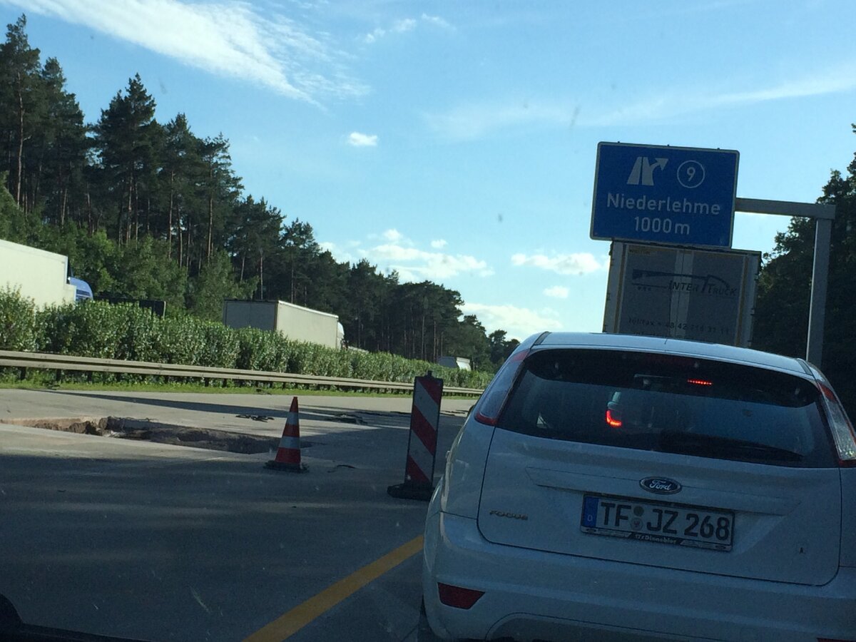 Ремонт автобана в Германии - все едут по одной полосе