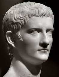 Скульптура Калигулы , третьего из династии Юлиев-Клавдиев