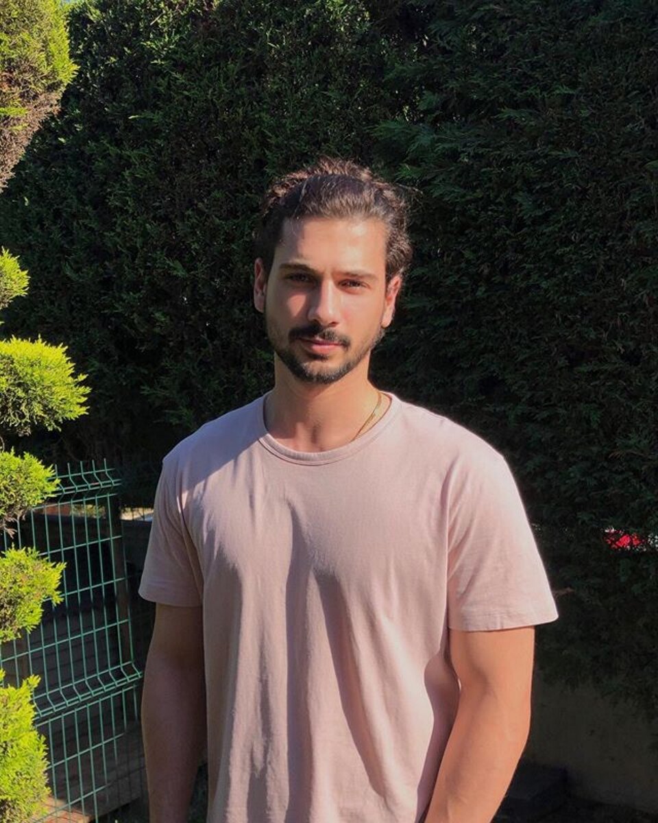 Турецкий актер Дениз Джан Акташ / источник фото: Инстаграм @denizcanaktasofficial