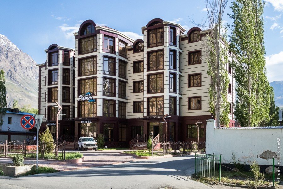 Вид на отель с улицы Ленина