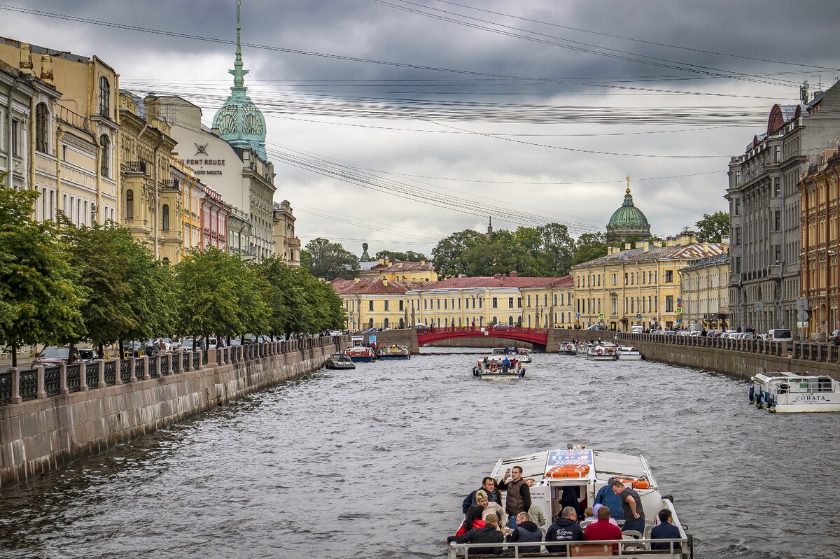 Мойка. Вид на Красный мост по Гороховой улице с Синего моста. Фото: В.Кононов.