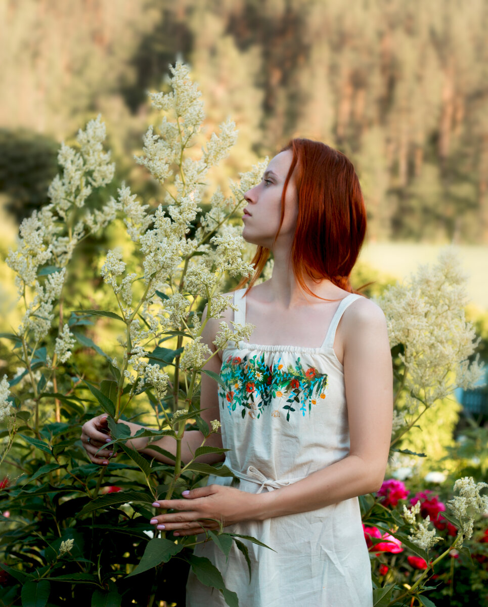 На территории базы огромный сад, пионы повсюду 