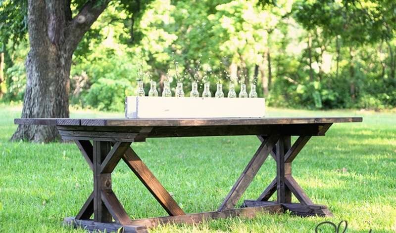 Большая и крепкая конструкция в фермерском стиле отлично подойдет для большой семьи. Если решите что-то подобное купить в магазине, это обойдется... короче, очень дорого. Но зачем? Ведь можно сделать подобный стол для дачи своими руками, купить доски и бруски гораздо дешевле.