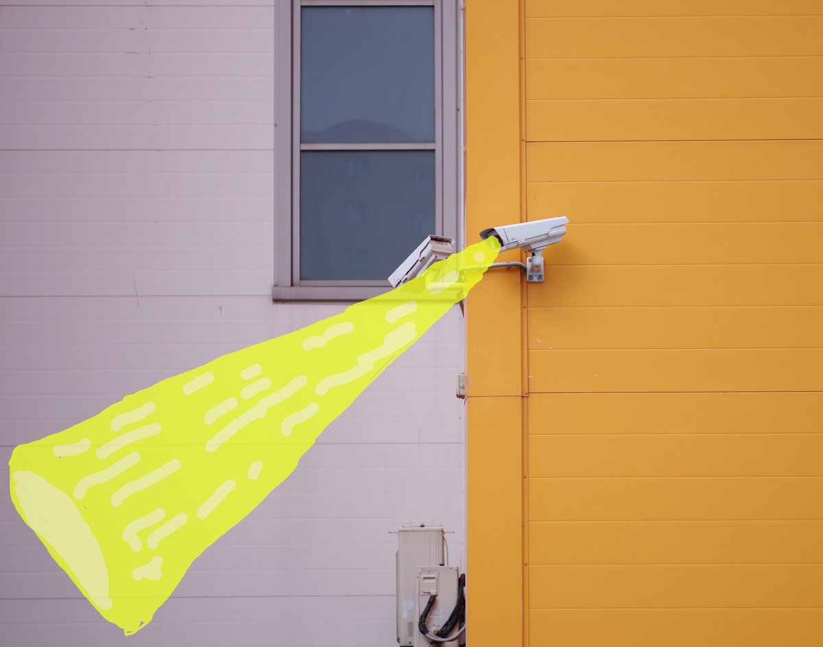 мне почему-то всегда казалось, что камеры слежения мечтают в следующей жизни стать лампами