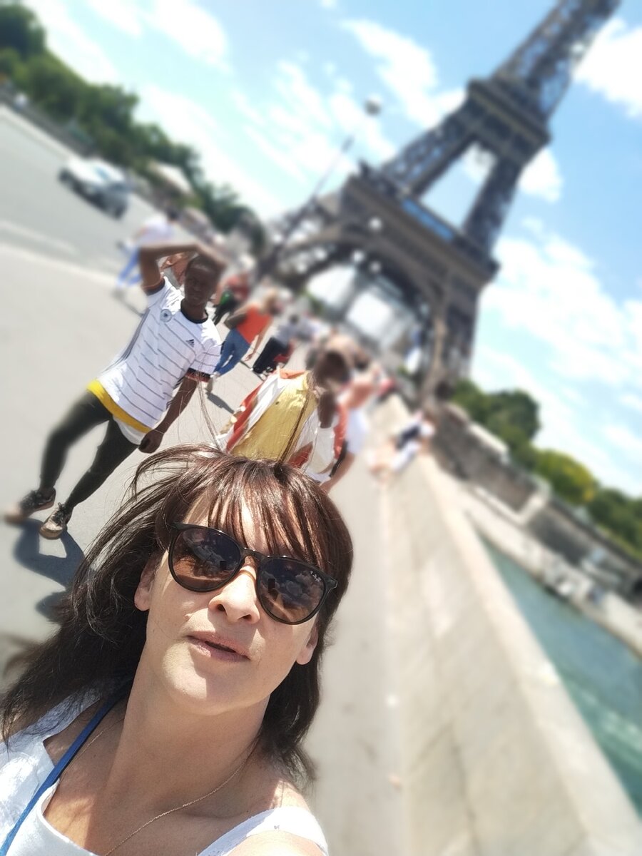 По дороге к Эйфелевой башне.