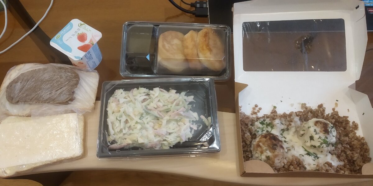 На ужин: салат, гречка с 2 тефтелями, хлеб. Завтрак оладьи с джемом, бутер и йогурт.