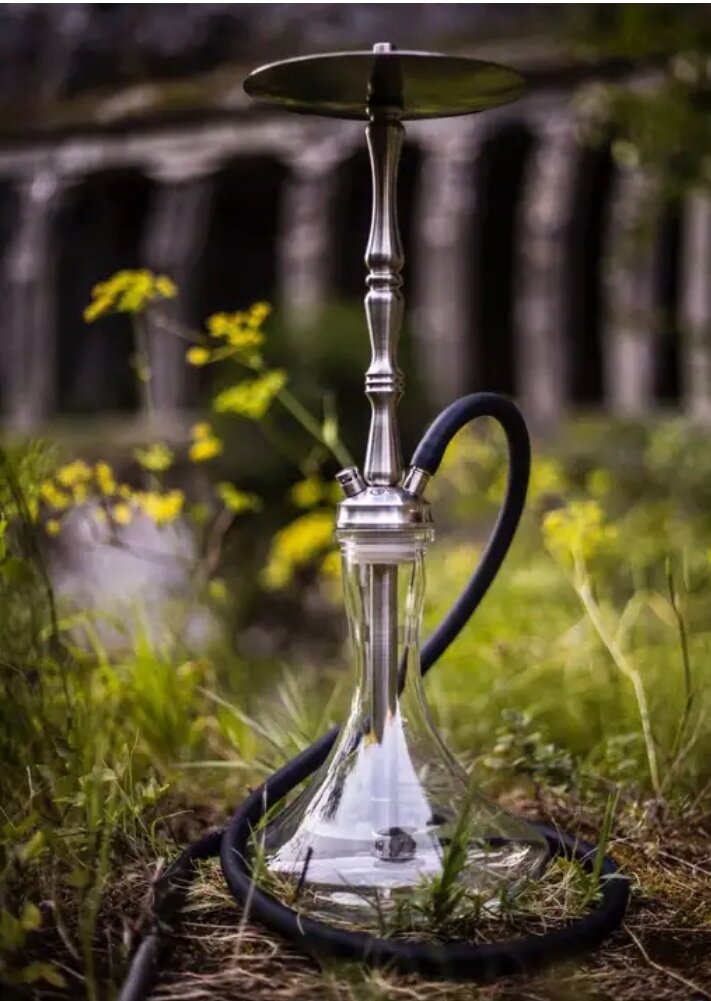 В сказках 1001 ночи их герои часто курят кальян. В его ароматных клубах рождаются те самые загадочные и полуфантастические образы, которые делают эти истории такими пестрыми и неповторимыми. Так что же такое кальян, вред и польза которого для организма человека так давно обсуждается его любителями и противниками?
