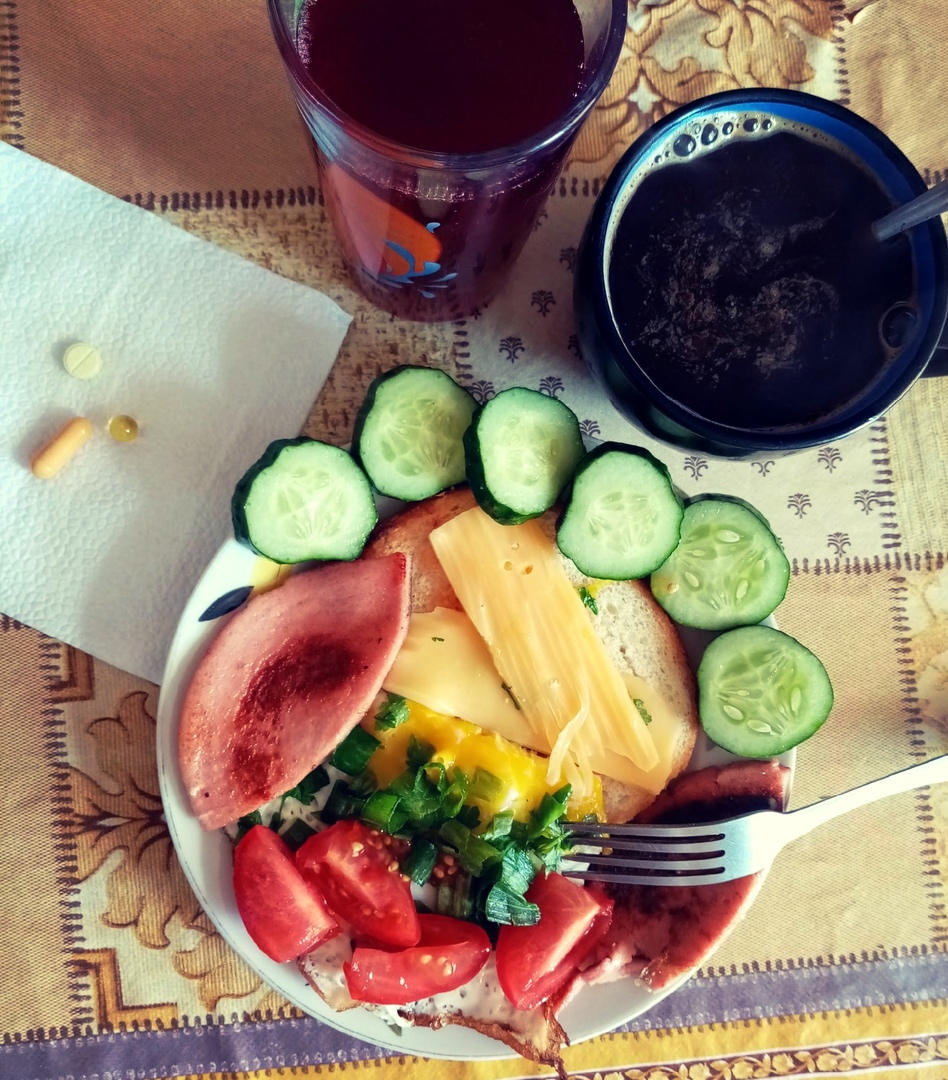 яичница с овощами и сыром, зеленый лук, тост. ягодный компот и цикорий капучино 