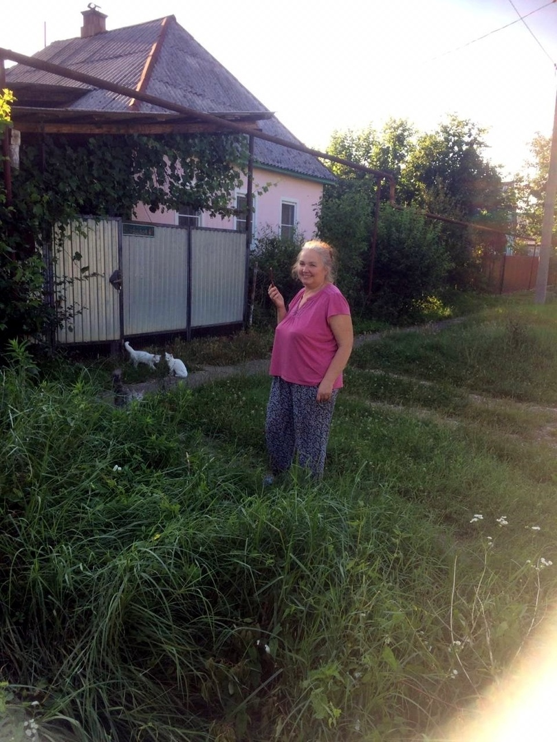 Все заняты делом: жена по телефону с тёщей беседует, я фотографирую, котейки гуляют, а трава растёт. Из собственного архива.