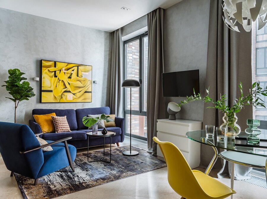 Этот стильный интерьер студии площадью 39 м², разработанный дизайнером Ольгой Угур, подчеркивает достоинства квартиры — большие окна и прямоугольную планировку. В то же время дизайнер сделала квартиру настоящим транспортером — за минуту уютная гостиная превращается в не менее уютную и просторную спальню.