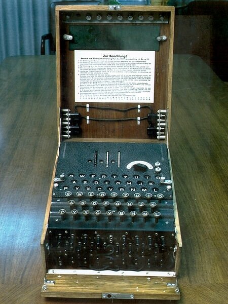 Немецкая шифровальная машинка была названа "Загадкой" не для красного словца. Вокруг истории ее захвата и расшифровки радиоперехватов ходят легенды, и во многом этому способствует кинематограф.-2