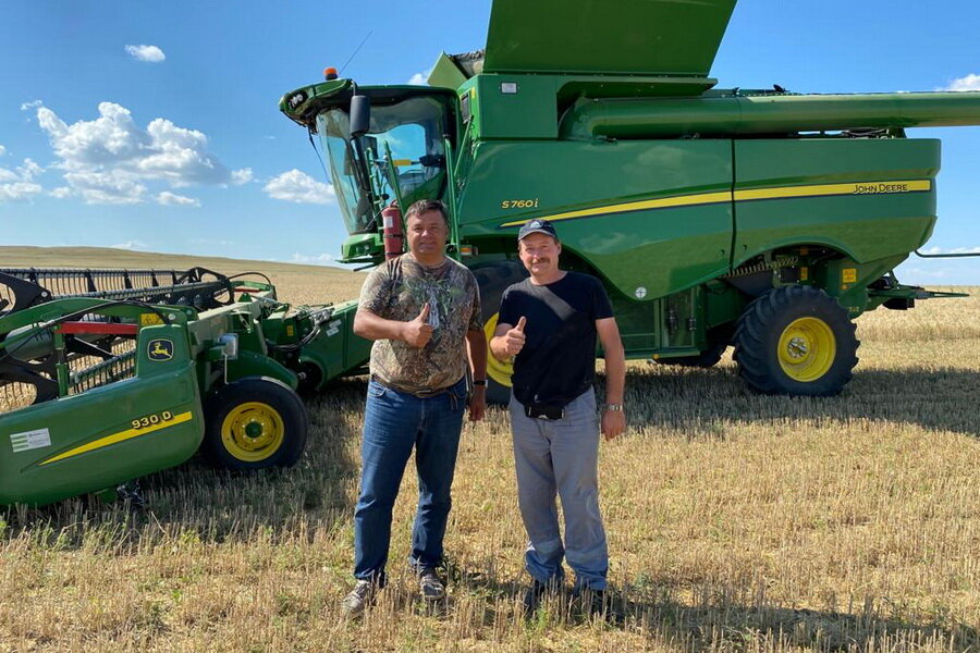 На фото: директор ТОО "Найдоровское" Павел Лущак (слева)