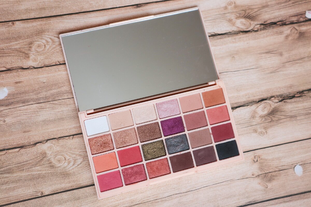 Палетка теней Makeup Revolution Soph Eyeshadow Palette