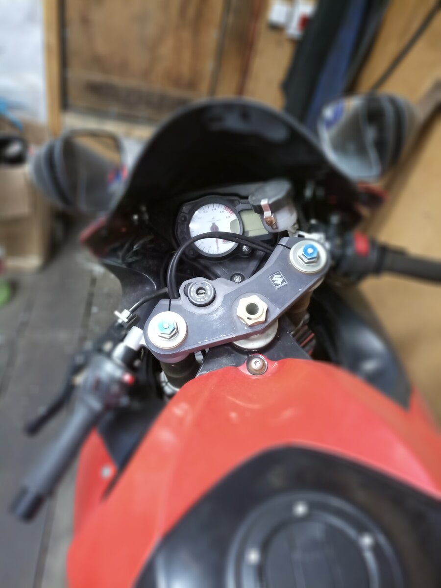 Просто и понятно. Компактная приподнятая приборка под ветровиком, удобно расположена на уровне обзора мотоциклиста.