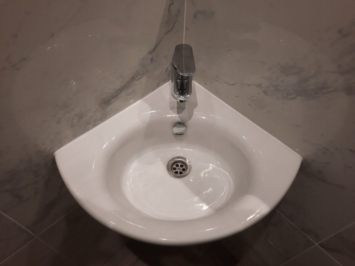 Угловая раковина и короткий излив смесителя. Фото автора.