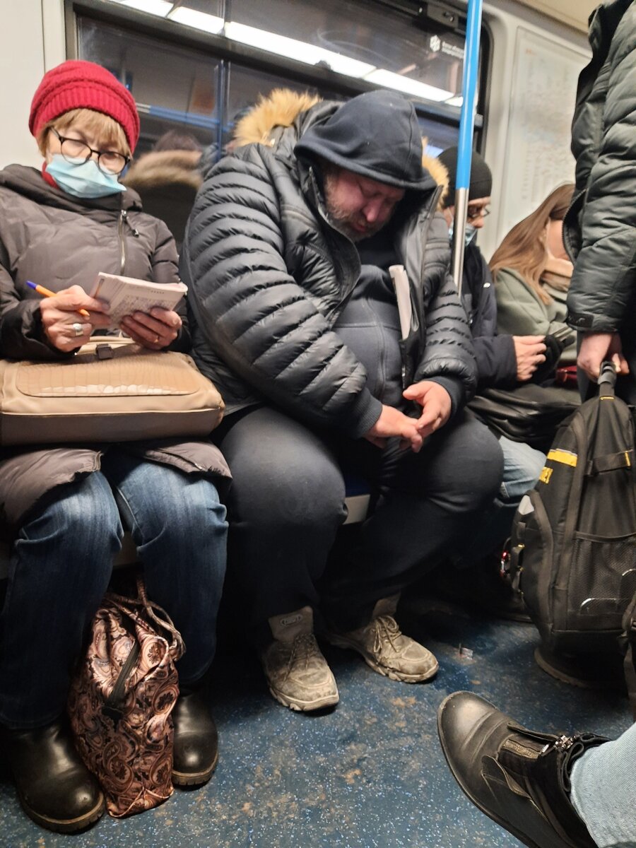 ... вот тоже товарищ, едет после работы, с какой-нибудь интеллектуальной профессии ...