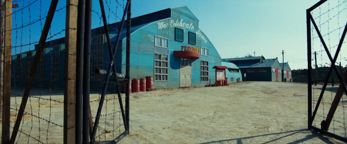 Клуб из ангара с танцами и джазом.