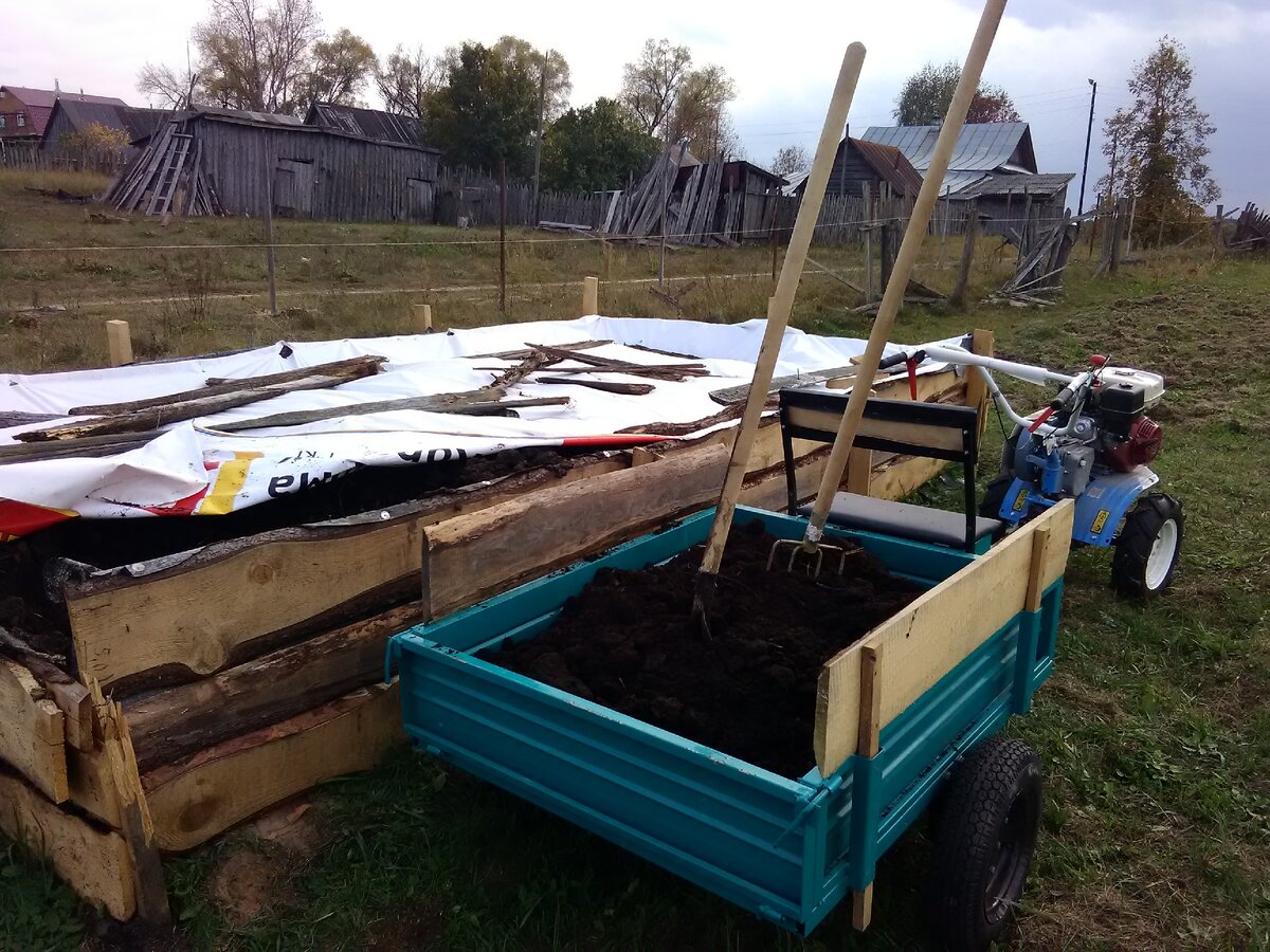 Загружаю. Везти недалеко, метров 15-20. Но это удобнее, чем вёдрами таскать. Я ж несколько тележек перевозил. Не сильно упарился.