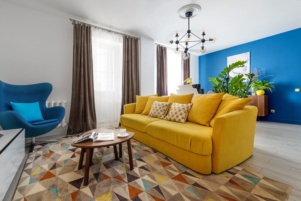Цвет диванов в интерьере гостиной. Желтый диван в интерьере. Интерьер в желто голубых тонах. Интерьер в голубом и желтом цвете. Яркий диван в интерьере.