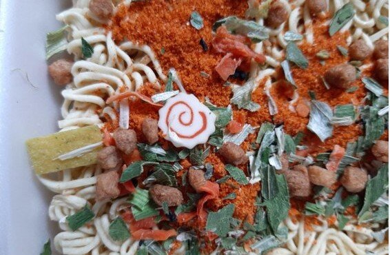 Вы только посмотрите на этот красный перец, который одним видом вызывает жжение в желудке, да знаю что здесь видно что я добавил туда кусочки рыбы из рыбного доширака)))