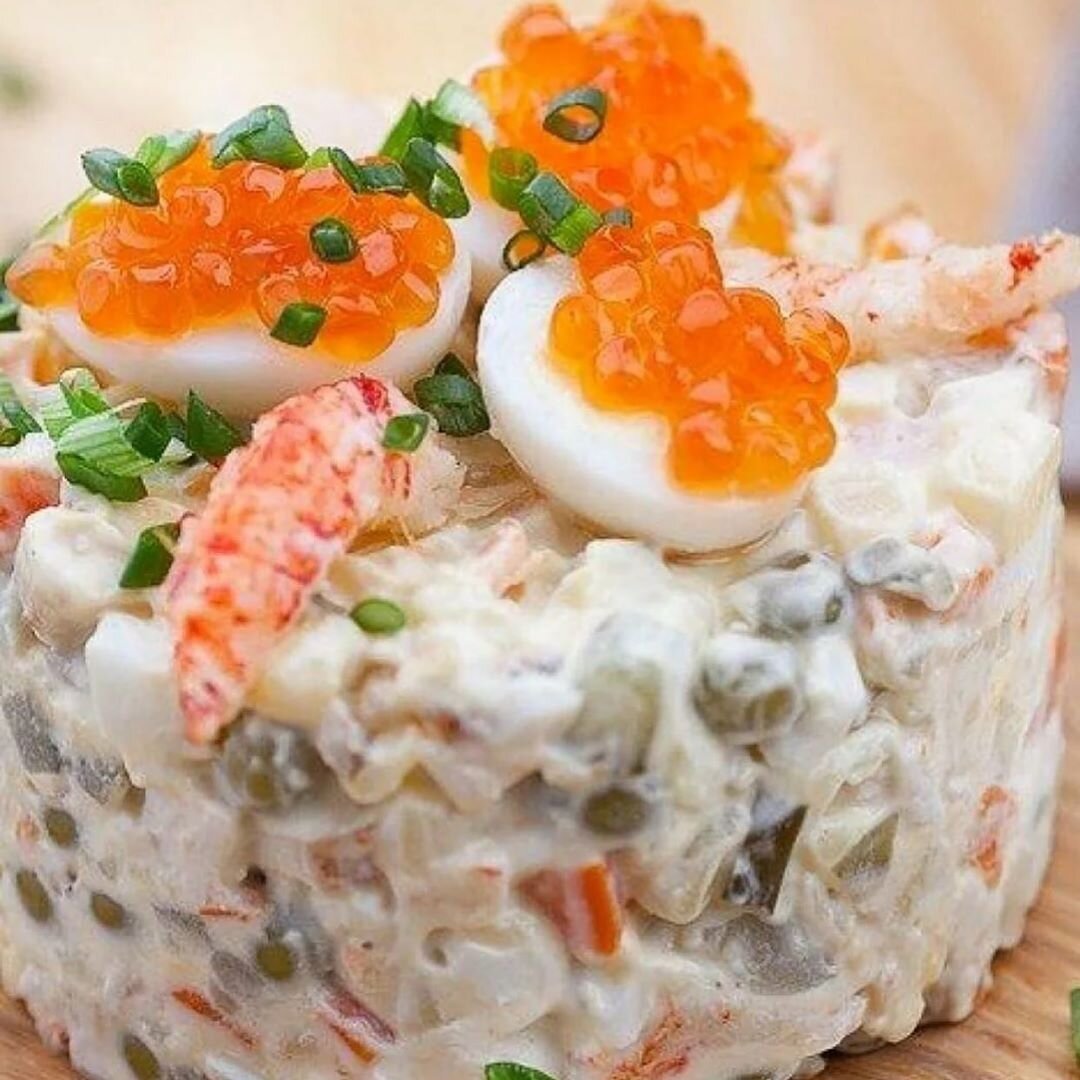 Оливье с раковыми шейками и икрой.